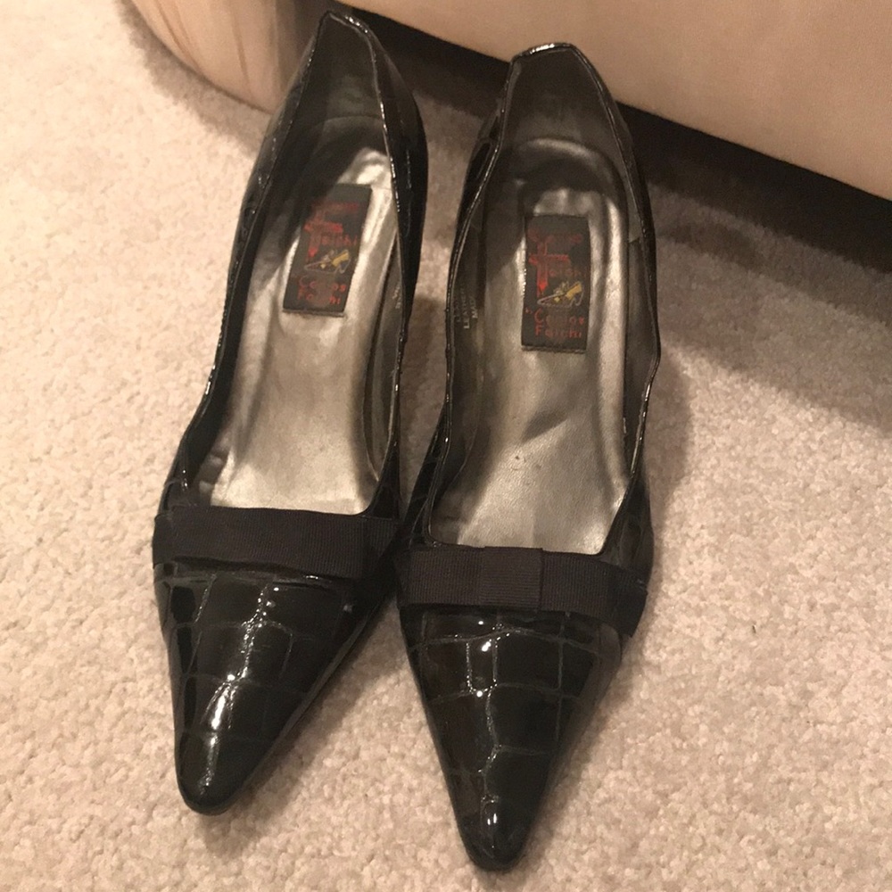 Black patent leather pumps with bow